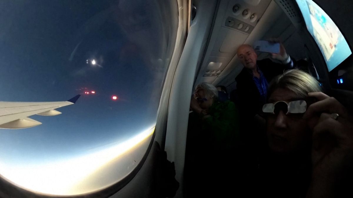 Úplné zatmění Slunce cestující sledovali přímo z letadla